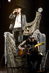 组图：BigBang成员GD泰国开唱 两万观众狂热