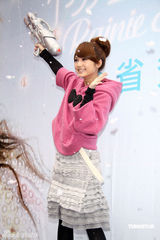 幻灯图：杨丞琳签唱会歌迷撑伞与偶像共浪漫