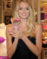 高清组图：超模林赛-艾林森性感抹胸黑裙亮相