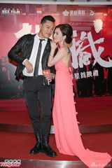 组图：电影《扎职》香港首映 温碧霞粉裙夺目