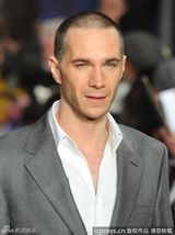 组图：麦当娜半露酥胸造势《倾国之恋》伦敦首映