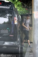 组图：邓超大婚倒计时紧张筹备 招呼家人笑抱外甥