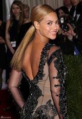 高清组图：碧昂斯黑色透视鱼尾裙亮相时装庆典