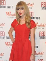 组图：泰勒-斯威夫特红装伦敦开唱 抱红吉他high翻天