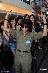 组图：小鬼瑶瑶邓伊玲出席《台星潮物show开幕礼》 