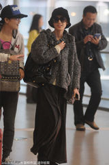 组图：黄圣依厚外套搭长裙 裙角飘飘淑女有型