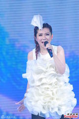 组图：Selina延迟造人 Ella挤胸性感舞老公最爱