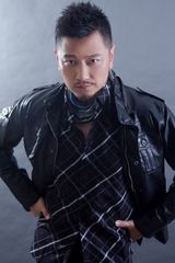 组图：张洪睿镜头前彰显雅痞风范