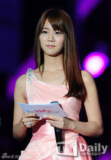 组图：东方神起亮相韩流演唱会 显人气红星气魄