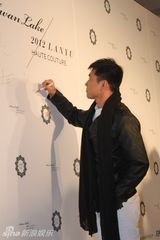 组图：战立国出席时尚活动 简单搭配不失潇洒