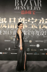 组图：曾黎出席珠宝夜宴 优雅长裙凸显婀娜身姿