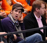 幻灯图：菲尔普斯观战冬奥会比赛 兴奋过头显倦意