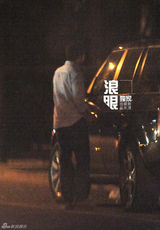 组图：李亚鹏离婚后独自吃饭会友表情落寞