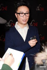 组图：郑中基为女儿变顾家 梁咏琪拍戏考虑老公感受