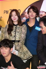 组图：韩团SECRET帝国之子轮番唱 闪光夫妇恩爱