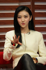 组图：《警察故事》刘烨贫嘴聊捉贼 景甜赞成龙