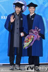 组图：张根硕丁一宇大学毕业获颁功劳奖