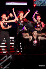 组图：吴克群个唱湿身秀腹肌 和女模互摸掀高潮