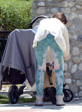 组图：杰西卡-阿尔芭全家野餐 女儿勾脖倒地表情囧