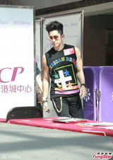 组图：吴建豪盼红馆开唱 签唱与粉丝亲密互动