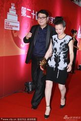 组图：何晴短裙优雅亮相 高亚麟笑容满面