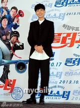 组图：河正宇新片首映 高成熙透视装露臀抢镜