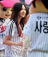 组图：少女时代泰妍徐贤亮相棒球场 开球秀身姿