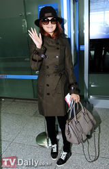 组图：韩星金喜善机场时尚主打休闲风