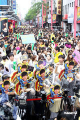 幻灯图：周杰伦签唱会魅力十足 上千粉丝冒雨捧场