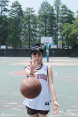 组图：武大女神微博走红 清新甜美运动风