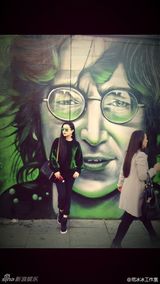 组图：范冰冰伦敦游荡 美艳红唇街头扮文艺