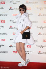 组图：王珞丹墨镜耍酷亮相红毯小露蛮腰