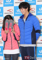 组图：韩星金秀贤开签名会为粉丝搭配服装