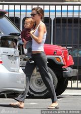 组图：超模米兰达-可儿抱宝宝出街 秀火辣身材