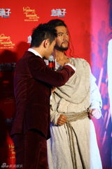 组图：《血滴子》黄晓明天狼蜡像揭幕