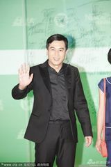 组图：张嘉译信心满满亮相白玉兰红毯