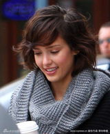 幻灯图集：杰西卡-阿尔芭逛街 撅嘴表情可爱