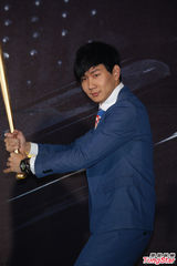 组图：林俊杰发布新专辑 秀棒球阳光帅气