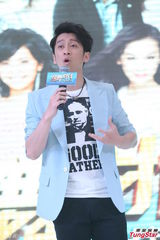 组图：阿Sa(蔡卓妍)托腮卖萌 与陈汉典宣传《热舞时代》