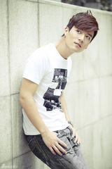 组图：魏千翔最新素颜写真 文艺青年清新气质