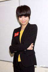 幻灯图集：陈敏之为戏扮妓女 热裤示人“挺”胸上阵