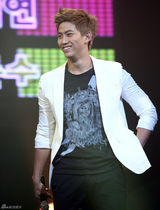 高清组图：韩组合2PM歌迷会互动 帅气秀劲歌热舞