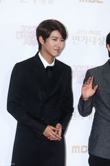 高清图：尹恩惠金秀贤JYJ亮相MBC演技大赏红毯