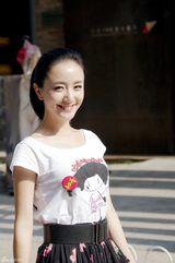 组图：李倩街拍写真 灿烂笑容活力十足