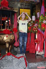 组图：李娅莎台湾拜神 仍不放弃发展台语歌曲