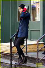 组图：斯威夫特红唇小礼帽上街 尽显时尚小清新