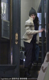 组图：斯图尔特街头拍电影 素颜出镜显憔悴