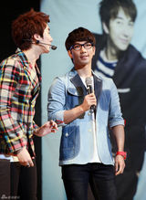 高清组图：韩星金亨俊开生日会 帅气热舞与粉丝互动