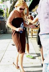 幻灯图集：布兰妮清凉裙装外出购物 嘟嘴表情可爱