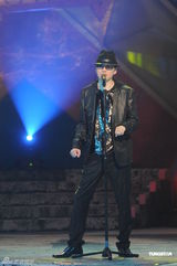 组图：《劲歌金曲》进行录影 泳儿蔡枫华卖力助阵